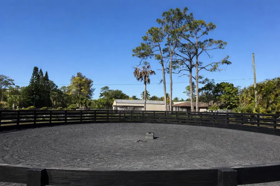 Circular round training pen with black board fencing